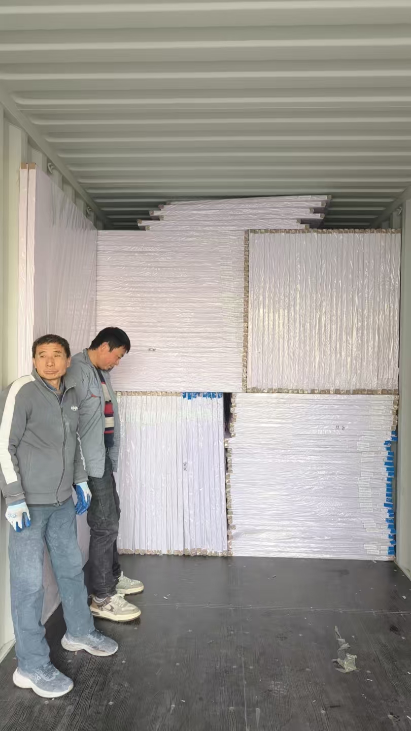 Busy shipping of PVC boards, strong market demand